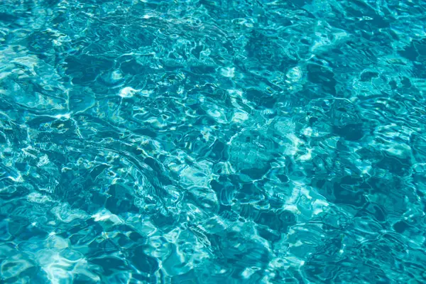 Su altyapısı. Mavi su, dalgalar ve röfleler. Su yüzeyinin dokusu ve fayanslı alt