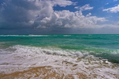 Deniz arka planı. Mavi okyanus. Kumsal kumsalı. Okyanus dalgaları. Yaz mevsimi. Tropik deniz kıyısı. Egzotik turkuaz su. Köpüklü dalga denize sıçrıyor. Güneşli sahil manzarası