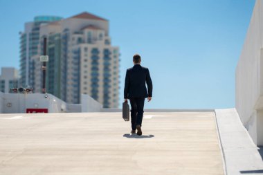 Evrak çantasıyla yürüyen bir iş adamı. İşadamı çekip gidiyor. Şirket lideri git buradan. Çantalı takım elbiseli adam. Profesyonel bir iş adamı. Kentsel iş adamı