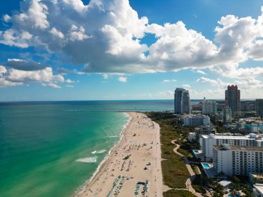 Miami 'de kumsalda güneşli yataklı, okyanus dalgalı bir plaj. Muhteşem manzaralı Miami Beach cenneti. Güney Sahili Miami cankurtaranı. Miami 'de huzurlu bir deniz kenarı inzivası. Kıyı gevşemesi