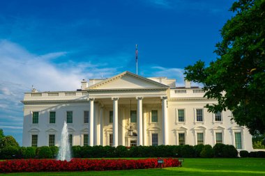 Washington 'daki Beyaz Saray. Amerikan başkanlarının evi. İkonik Beyaz Saray binası. Federal hükümet. Beyaz Saray ve Amerikan bayrağı. Tarihi Beyaz Saray mimarisi