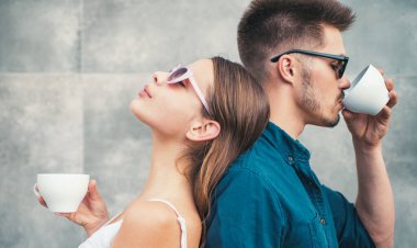 Birlikte kahve içen genç bir çift. Kafenin dışında romantik bir randevu. Kadın ve erkek aynı bardağı paylaşıyor. Mutlu sevgili gülümsemesi. Ilık içkinin tadını çıkaran iki arkadaş. Aşk ve yaşam tarzı çifti