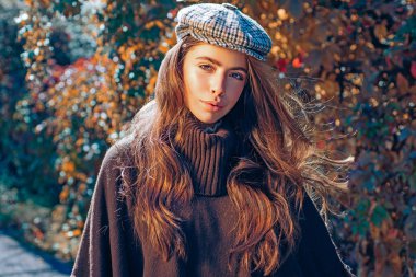 Sonbahar Kadın Portresi Sonbahar Sarı Yaprakları, Sonbahar Parkı 'nda Güzel Kız. Eylül sezonu. Sonbahar Akçaağaç Yaprağı Açık havada Kadın Moda Modeli. Sonbahar Romantik Kızı Sonbahar Havasında