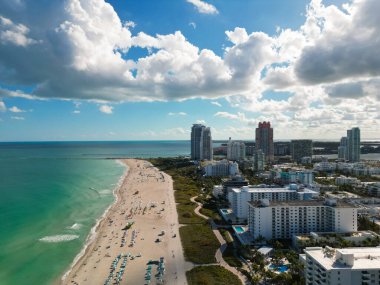 Miami Plajı, bulutlu yaz gökyüzünün altında. Miami Sahili 'nin güney kıyısında. Miami Plajı 'ndaki gökdelenler, hava manzarası. Florida 'da seyahat hayalleri. Miami Sahili manzarası