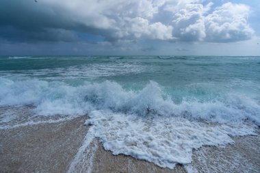 Deniz arka planı. Mavi okyanus. Kumsal kumsalı. Okyanus dalgaları. Yaz mevsimi. Tropik deniz kıyısı. Egzotik turkuaz su. Köpüklü dalga denize sıçrıyor. Güneşli sahil manzarası