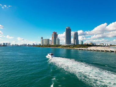 Mavi gökyüzünde bulutlu Miami manzarası. Miami 'nin güney sahili. Miami 'deki gökdelenler, hava manzarası. Florida 'da seyahat hayalleri. Miami şehir manzarası