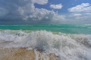 Okyanus dalgası hareketi. Yaz deniz esintisi. Deniz doğası arka planı. Huzurlu okyanus. Rüya gibi okyanus ufku. Kıyı okyanusu cennet duvar kâğıdı. Deniz köpüğü dalgaları. Yaz tropik seyahati