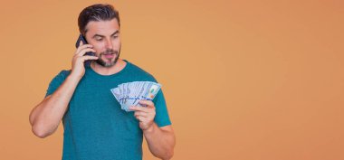 Para banknotları olan bir adam.