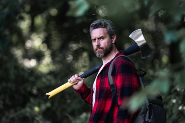 Ormandaki oduncu. Baltalı adam. Ciddi bir oduncu. Elinde balta olan sakallı adam. Sakallı oduncu. Oduncu işçi.