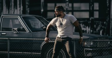 Sokak serserisi. Sokakta seksi güçlü kaslı vücudu olan bir çocuk. Sokakta kendine güveni olan olgun kaslı İspanyol bir adam. Suçlular. Sokaktaki vahşi adamlar. Erkek çetesi, sosyal sorun