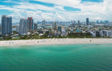 Lüks gökdelenleri ve okyanusları olan Miami şehri. Miamis 'in ünlü siluetinin panoramik drone görüntüsü. Yukarıdan Miami Sahili. Miami silueti tepeden. Miami, Florida 'nın havadan manzarası