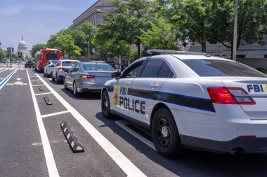 Washington DC sokaklarında bir FBI arabası. ABD kongre binası yakınlarında bir FBI aracı. Federal ajanlar. Başkentte suç faaliyetleri. FBI arabası Capitol Hill yakınlarında. Polis Departmanı