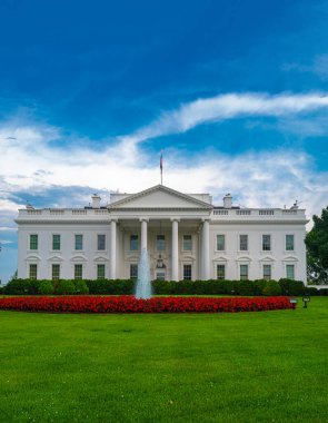 Washington 'daki Beyaz Saray. Amerikan başkanlık konutu. Beyaz Saray ve demokrasi. Beyaz Saray binası. Federal hükümet. Beyaz Saray ve Amerikan bayrağı