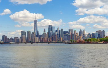 Gökdelenleri olan New York gökdelenleri. Manhattan ve Brooklyn. Hudson Nehri manzaralı New York City silueti. New York şehir merkezi. Rıhtımdan New York 'a. New York Panoraması