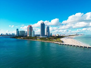 Ufuk çizgisi olan Miami Plajı hava aracı görüntüsü. Miami yukarıdan. Miamis 'in ünlü simgelerinin insansız hava aracı görüntüsü. Gökdelenleri olan South Pointe plajı. Miami şehri panoraması. Miami Sahili 'nin silüeti