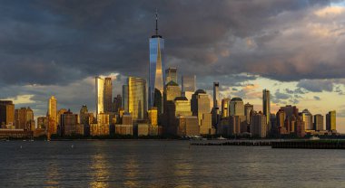 Geceleri New York 'ta. Gökdelenleri olan New York şehri. New York şehri silueti panoramik. Manhattan silueti. New York ve Hudson Nehri. New York şehir merkezi. New York gökdelenleri