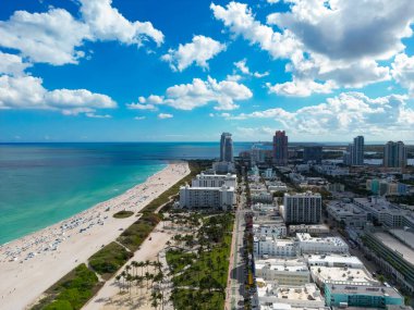 Ufuk çizgisi olan Miami Plajı hava aracı görüntüsü. Miami yukarıdan. Miamis 'in ünlü simgelerinin insansız hava aracı görüntüsü. Gökdelenleri olan South Pointe plajı. Miami şehri panoraması. Miami Sahili 'nin silüeti