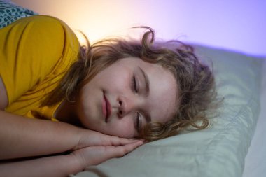 Çocuk yatakta uyuyor. Tatlı çocuk uyuyor. Çocuklar için yastık ve battaniye. Küçük çocuk uyuyor. Sevimli çocuk yatakta uyuyor. Uyuyan çocuk. Çocuk karanlık odada uyuyor.