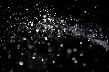 Su damlaları siyah arka plana sıçrar. Harekete geçiyor. Su sıçrama tasarımı. Köpüklü su. Damlayan su sıçrama deseni. Su sıçrıyor. Düşen damlalar