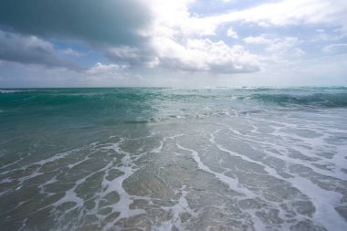 Okyanus dalgaları arka planı. Tropik okyanus dalgaları. Mavi deniz manzaralı. Köpüklü sahil şeridi. Kumsal sahili arka planı. Deniz manzaralı duvar kağıdı. Turkuaz su hareketi. Deniz sahili dalgası. Mavi deniz dalgaları