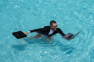 Doğulu işadamı mola veriyor. Tropik kariyer kaçışı. Milenyumun en şık başarısı. Çevrimiçi bilardo işi. Zengin turist dinleniyor. Sıcak yaz tatili. Motivasyonlu Bağımsız