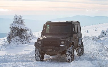 01.02.2021, Karpatlar. Karlı dağlarda arazi aracı. 4x4 ile kışın off-road seferi. Kış doğasında zorlu bir off-road gezisi. Off-road arabalı dağ yolu. Karlı yolda macera gezisi