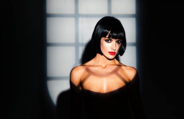 Gölgelerde poz veren şehvetli bir kadın. Seksi esmer manken. İnce model mükemmel görünüyor. Stüdyo ışığı altında baştan çıkarıcı bir kadın. Seksi iç çamaşırlı seksi kadın. Tutkulu erotik cazibeli kadın.