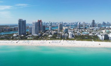 Miami Sahili ufuk çizgisi hava manzarası. Miami 'den İHA' ya. Tropik Miami manzarası. Miami bölgesi gökyüzü manzarası. Meşhur okyanus kıyısında. Panoramik kıyı şeridi. Güney sahili manzarası. Hava sahili