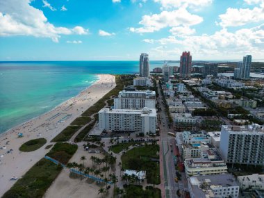 Miami, bulutlu yaz gökyüzünün altında. Miami 'nin güney sahili. Miami 'de gökdelenler, hava manzarası. Florida 'da seyahat hayalleri. Miami şehir manzarası