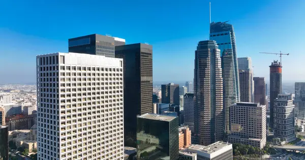 Los Angeles şehri. Los Angeles şehir merkezi hava manzaralı. Los Angeles silueti. Los Angeles manzarası. Los Angeles 'a tepeden bak. Los Angeles şehir merkezi kuleleri. Los Angeles siluetinin panoramik manzarası. Kaliforniya 'daki Amerikan şehri