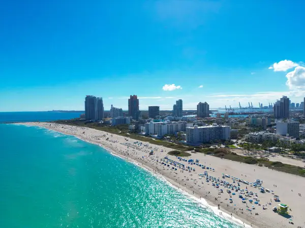 Ufuk çizgisi olan Miami Plajı hava aracı görüntüsü. Miami tepeden. Miamis 'in ünlü simgeleri. Gökdelenleri olan South Pointe plajı. Miami şehri panoraması. Miami Sahili 'nin okyanus manzarası