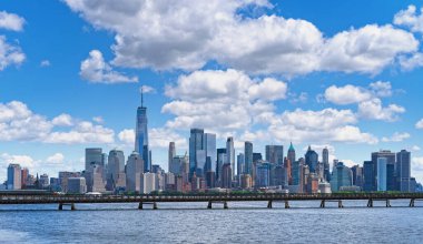 Gökdelenleri olan New York gökdelenleri. Manhattan ve Brooklyn Panoraması. Hudson Nehri manzaralı New York City silueti. New York şehir merkezi. Rıhtımdan New York 'a. New York 'un İş Bölgesi silüeti