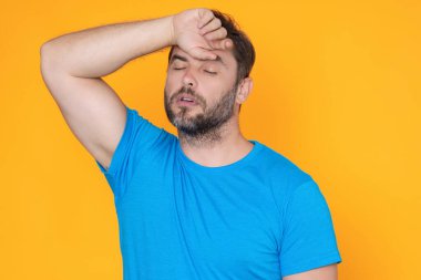 Migren ağrısı olan bir adam. Gerilim ya da küme baş ağrısı, migren, erkek portresi. Baş ağrısı konsepti. Baş ağrısı ve migren. Migren belirtileri. Kronik baş ağrıları. Baş ağrısı tetikleyiciler