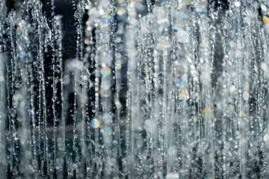 Su damlası arka planı. Yüzeyde temiz damlacık var. Damlayan su etkisi. Su damlaları. Düşen damlacık hareket halinde. Soyut sıçrama damla tasarımı. Arkaplan ıslak. Su yüzeyi