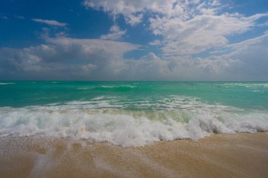 Deniz kıyısında okyanus dalgası hareketi. Yaz deniz esintisi. Deniz doğası arka planı. Huzurlu okyanus. Rüya gibi okyanus ufku. Kıyı okyanusu cennet duvar kâğıdı. Deniz köpüğü dalgaları. Yaz tropik seyahati