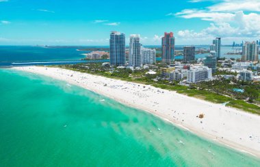 Güney Miami Sahili 'nin en iyi manzarası. Miami 'nin ünlü sahil şeridinin insansız hava aracı görüntüsü. Gökdelenleri olan Miami Beach gökdelenleri. Yazın Miami Sahili 'nin havadan görünüşü. Gökdelenli Miami Sahili