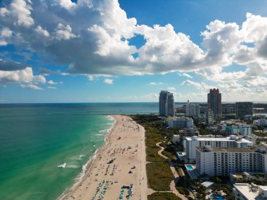 Ufuk çizgisi olan Miami Plajı hava manzarası. Miami yukarıdan. Miamis 'in ünlü simgeleri. Gökdelenleri olan South Pointe plajı. Miami şehri panoraması. Miami sahilinde yaz tatili