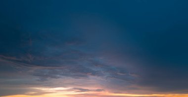 Bulutlu gün doğumu gökyüzü. Günbatımında Günbatımında Günbatımında Gökyüzü. Bulut Doğa Gökyüzü Arkaplanı. Karanlık bulutlar