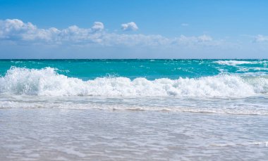 Plaj tatili. Kristal berraklığında sahil suyu. Lüks plaj tatil köyü. Güzel sahil gün batımı