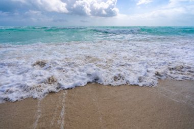 Okyanus dalgaları. Fırtınalı deniz dalgaları. Yaz denizi dalgası. Köpüklü okyanus dalgaları. Yaz okyanus esintisi. Rüya gibi yaz sahili geçmişi. Okyanus sıçrama dalgaları