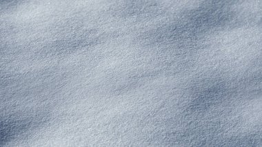 Kar arka planı kaplıyor. Kar arka planı tamamen dolduruyor. Kar arka plana güzellik katar. Arka planda kar karışıyor. Kış ya da yeni yıl tasarımı için kar tabakası