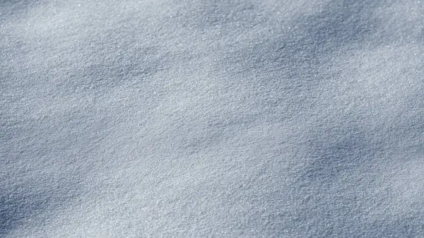 Kar arka planı kaplıyor. Kar arka planı tamamen dolduruyor. Kar arka plana güzellik katar. Arka planda kar karışıyor. Kış ya da yeni yıl tasarımı için kar tabakası