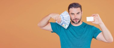 Başarılı adam para sayıyor. Yakışıklı orta yaşlı adam 100 dolarlık banknotları tutuyor. Elinde para tutan adam. Dolar nakiti olan bir iş adamı.