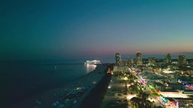Miami Plajı, Güney Sahili, dramatik gökyüzü. Alacakaranlıkta Miami sahilinde. Miami Sahili ve şehir manzarası. Miami sahil şeridi. Hava aracından çekilen gece.