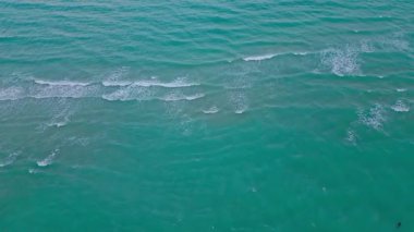 Dalga sıçraması. Sakin okyanusun üzerinde deniz esintisi. Okyanus kıyısında. Yuvarlanan dalgalar