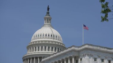 Amerikan Kongresi, Meclis. Washington DC, ABD Bayrağı ile birlikte başkentin silueti. Amerikan Bayrağı yakınlarındaki Senato ve House USA binası. Kolombiya Bölgesi. ABD bayraklı Kongre Binası