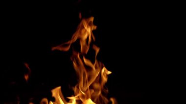 Yangın lambalarını yakın. Ateş alevi dokusu. Alevler arka planı kaplıyor. Yanan konsept. Fırın şöminesi. Şömine için kömür odunu ısıt. Ateş, yanan alev. Büyük yanan ateş.