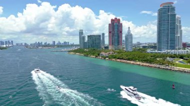 Yukarıdan Miami silueti. Miami 'de lüks bir yat. Miami South Beach 'in hava manzarası. Miami kıyısı boyunca tekneler. Okyanus manzaralı şehir manzarası. İHA şehrin üzerinde uçuyor. - Florida 'da güneşli bir gün. Güney Nokta