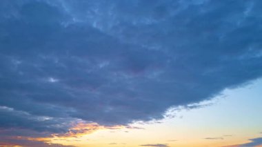 Sunrise Sky zaman ayarlı. Hareket eden bulutlar ve günbatımı. Bulutlar akşam boyunca yüzer. Alacakaranlık gökyüzü zaman aşımına uğradı. Dramatik gökyüzü hareket ediyor. Kümülüs ve sirrus fırtınada. Gün doğumu bulutları. Güneş ışınları