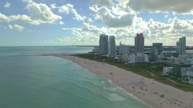 Florida, ABD 'den Miami Beach sahnesi. Miami sahili. Miami Plajı ve şehir manzarasının havadan görüntüsü. Miami sahilinin kıyı şeridi, hava manzaralı. Ünlü Amerikan plajı